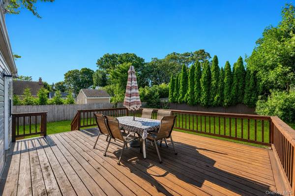 40 Columbia ST, Bethpage, NY 11714