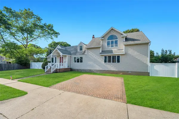 40 Columbia ST, Bethpage, NY 11714