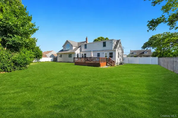 40 Columbia ST, Bethpage, NY 11714