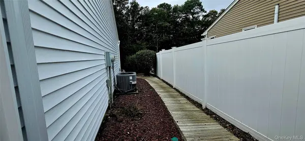 6 Evelyn CT, Manorville, NY 11949