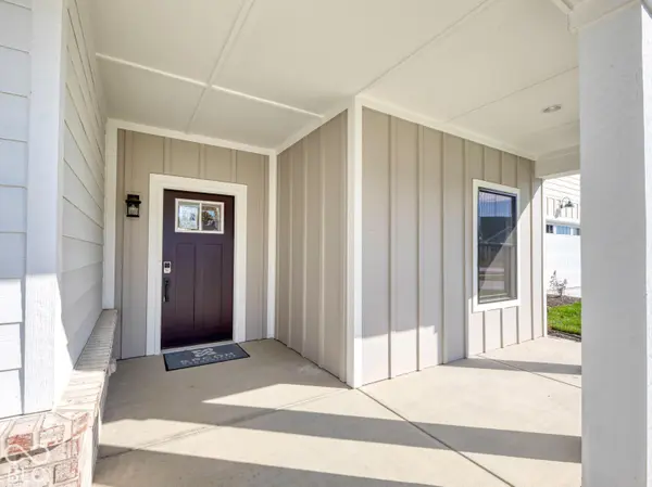 16175 Quarter Pole LN, Westfield, IN 46074