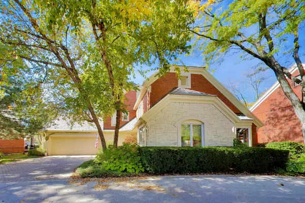 16 Regent Wood RD, Northfield, IL 60093