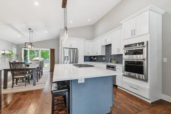 8834 Congress Park AVE, Brookfield, IL 60513