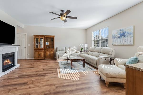 21305 HIDDEN LAKE CT #21305, Crest Hill, IL 60403