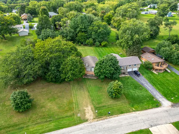 2333 Breckenboro DR, Davis, IL 61019