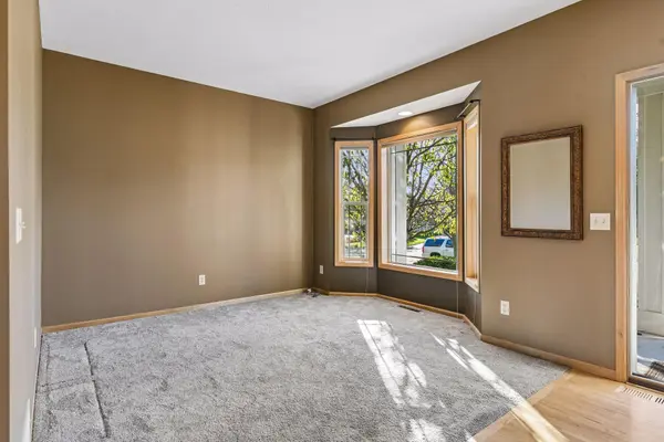 6033 Summit CT S, Cottage Grove, MN 55016