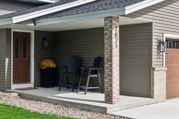 2621 Emerald LN, Shakopee, MN 55379