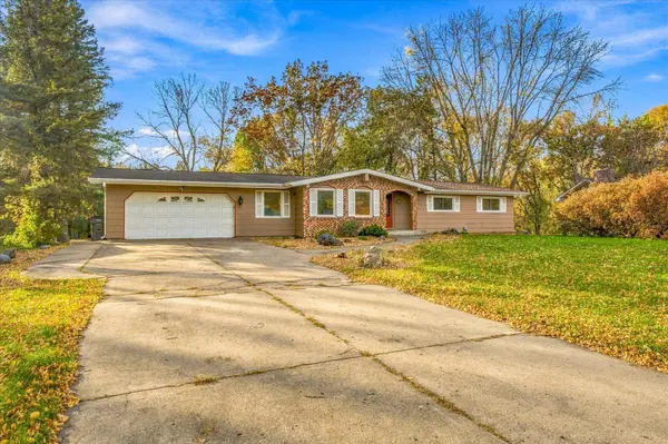 651 Sunset LN N, Cambridge, MN 55008