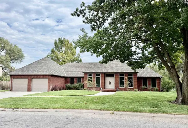 3306 Thunderbird Dr, Hutchinson, KS 67502-9227