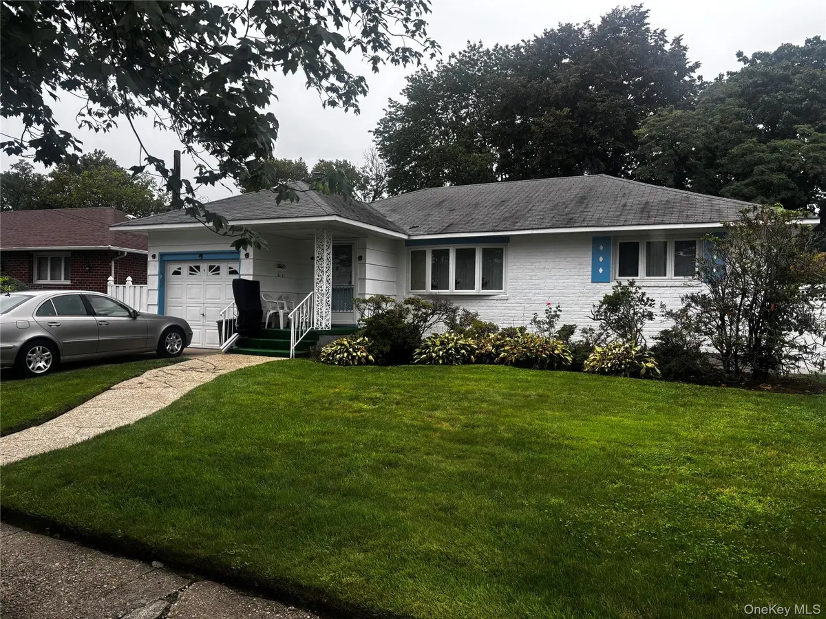 904 Barry DR, Valley Stream, NY 11580