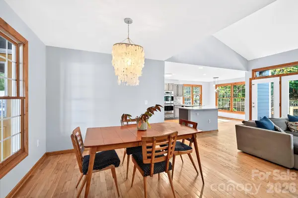16 Pinecroft RD, Asheville, NC 28804