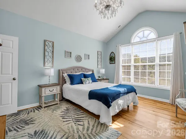 215 N Crab Meadow DR, Hendersonville, NC 28739
