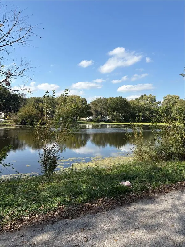 619 S Lake DR, Independence, MO 64053