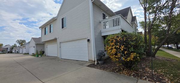214 Hidden Creek LN #214, North Aurora, IL 60542
