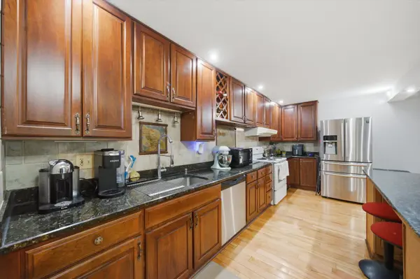 801 Oakton ST #204, Elk Grove Village, IL 60007