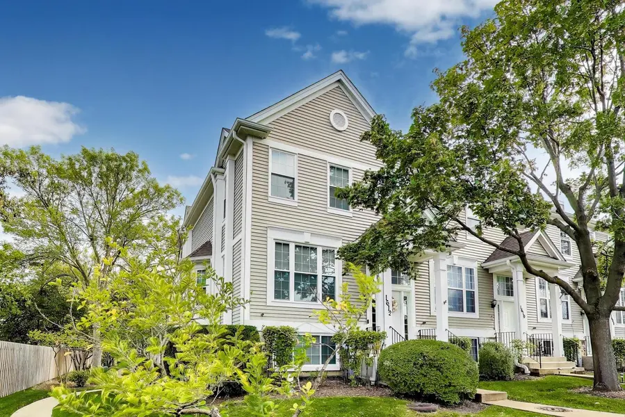 1612 Fox Run DR, Arlington Heights, IL 60004