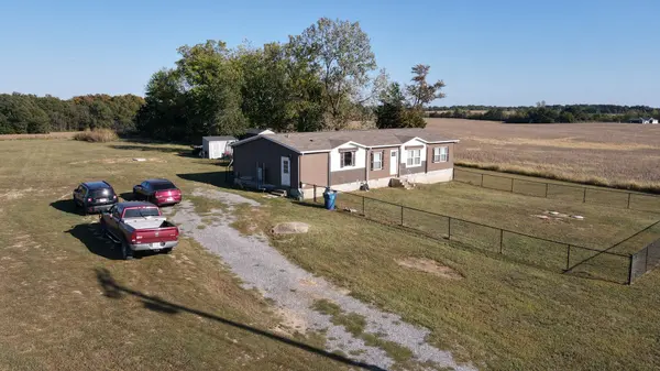 16458 Old Ben RD, Johnston City, IL 62951