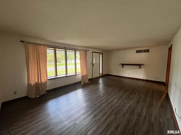 315 E GRANT ST, Macomb, IL 61455