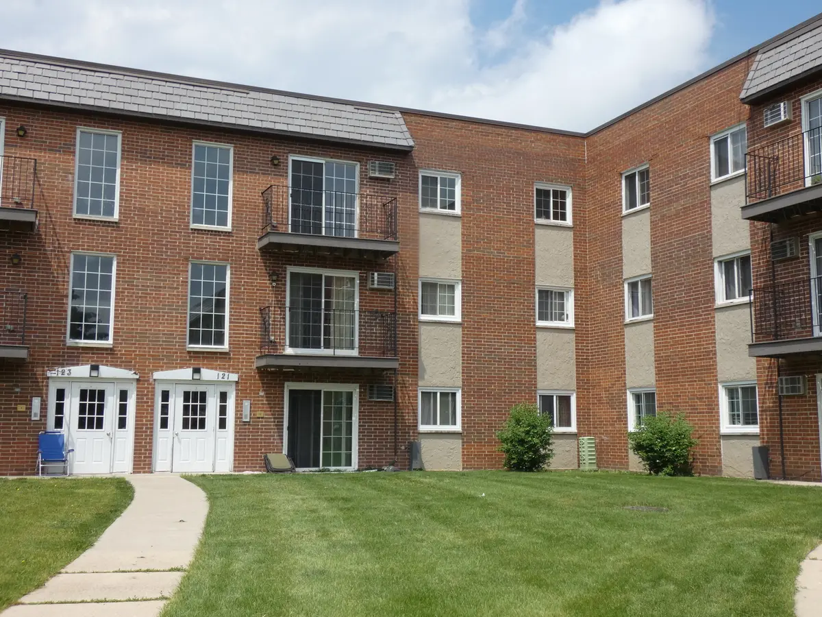 121 W Elk TRL #221, Carol Stream, IL 60188