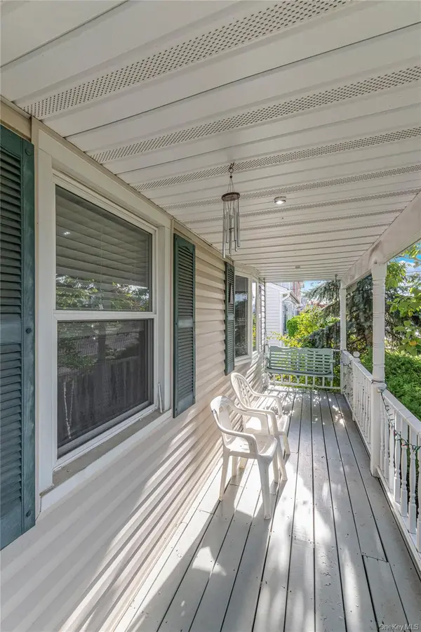 84 5th ST, New Hyde Park, NY 11040
