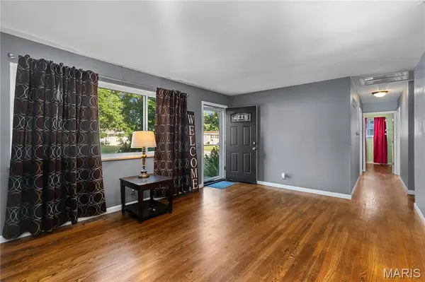680 Crabapple LN, Florissant, MO 63031