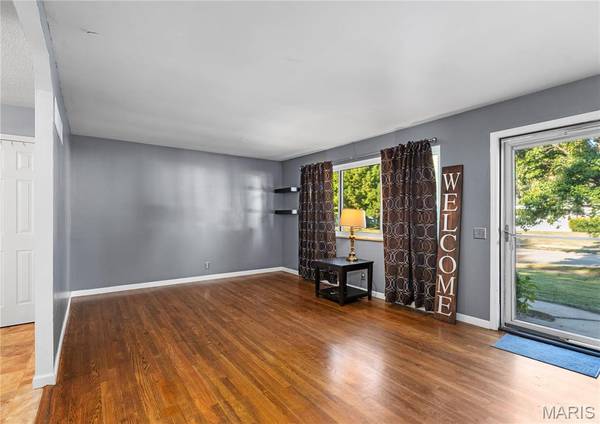 680 Crabapple LN, Florissant, MO 63031