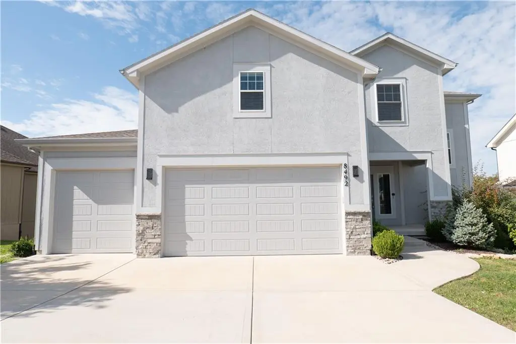 8492 Valley Spring DR, De Soto, KS 66018