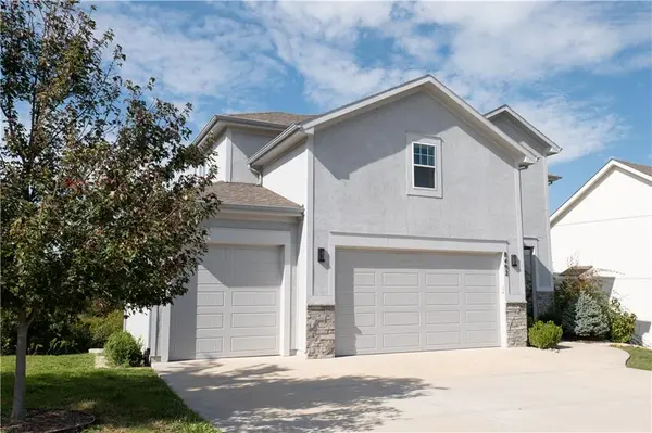 8492 Valley Spring DR, De Soto, KS 66018