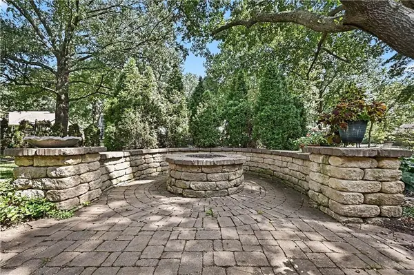 10519 Pawnee LN, Leawood, KS 66206