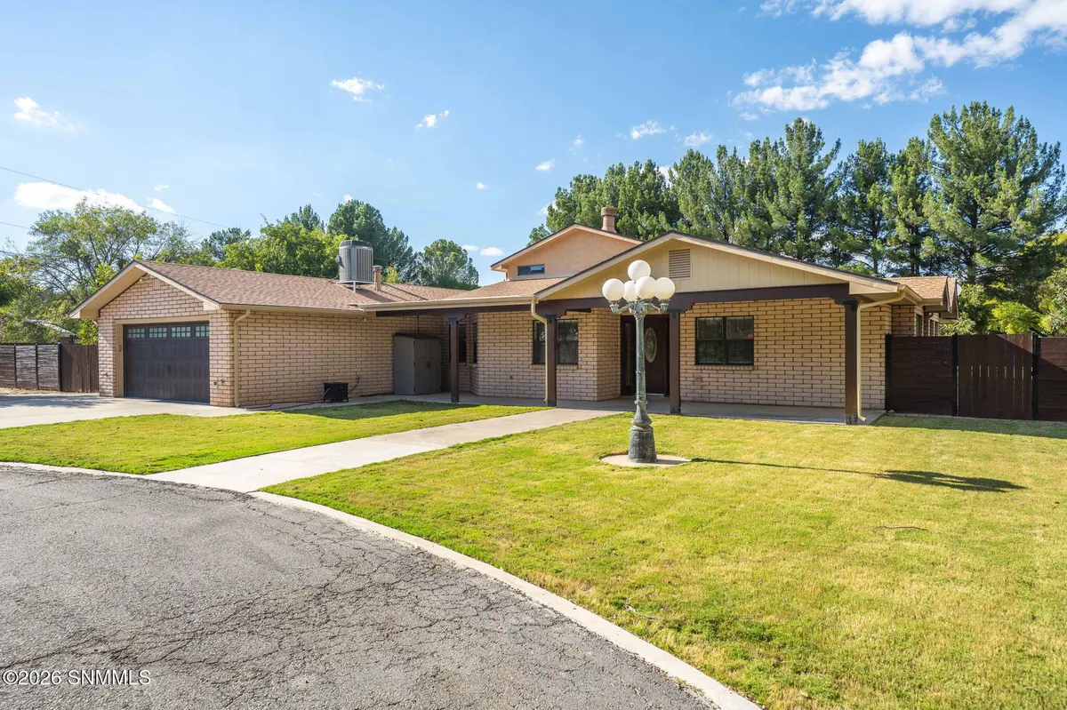 2220 Wildwind RD, Las Cruces, NM 88007