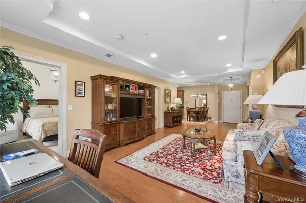 348 Trotting LN, Westbury, NY 11590