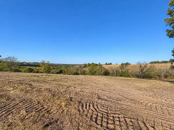 000 W Lowery RD, Lead Hill, AR 72644