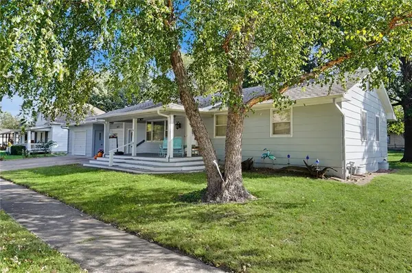 627 Maple ST, Wellsville, KS 66092