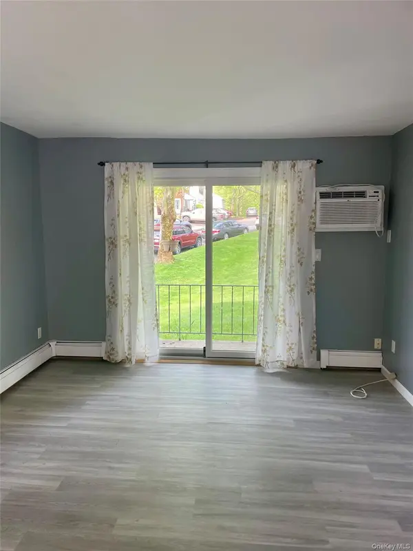 502 Towne House VLG, Hauppauge, NY 11749