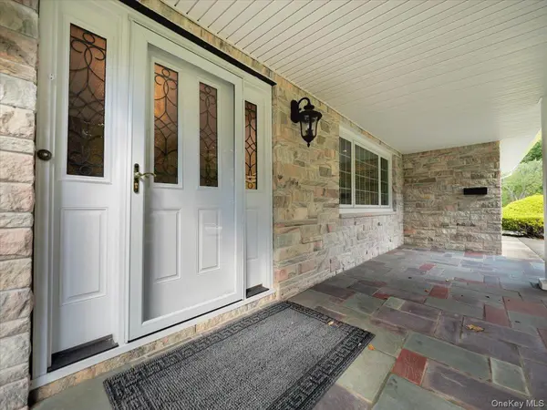 15 Sterling Forest LN, Suffern, NY 10901