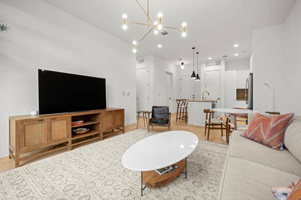 800 Embassy DR #124, Austin, TX 78702