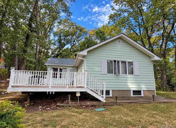 140 Hallock Landing RD, Rocky Point, NY 11778