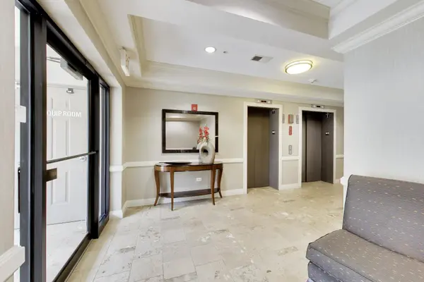 2750 Commons DR #208, Glenview, IL 60026