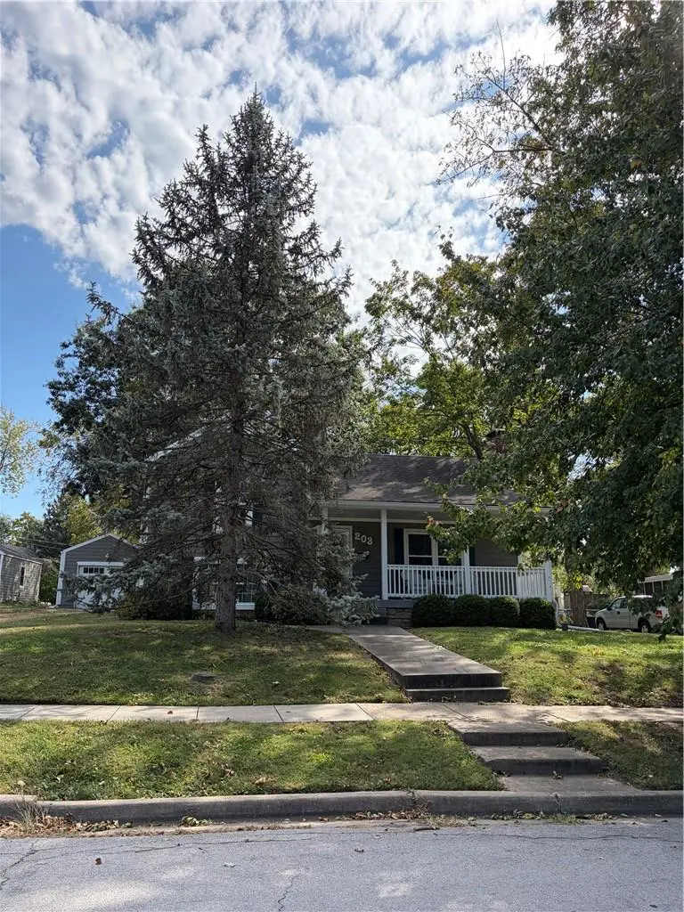 203 SE 4TH ST, Lee's Summit, MO 64063