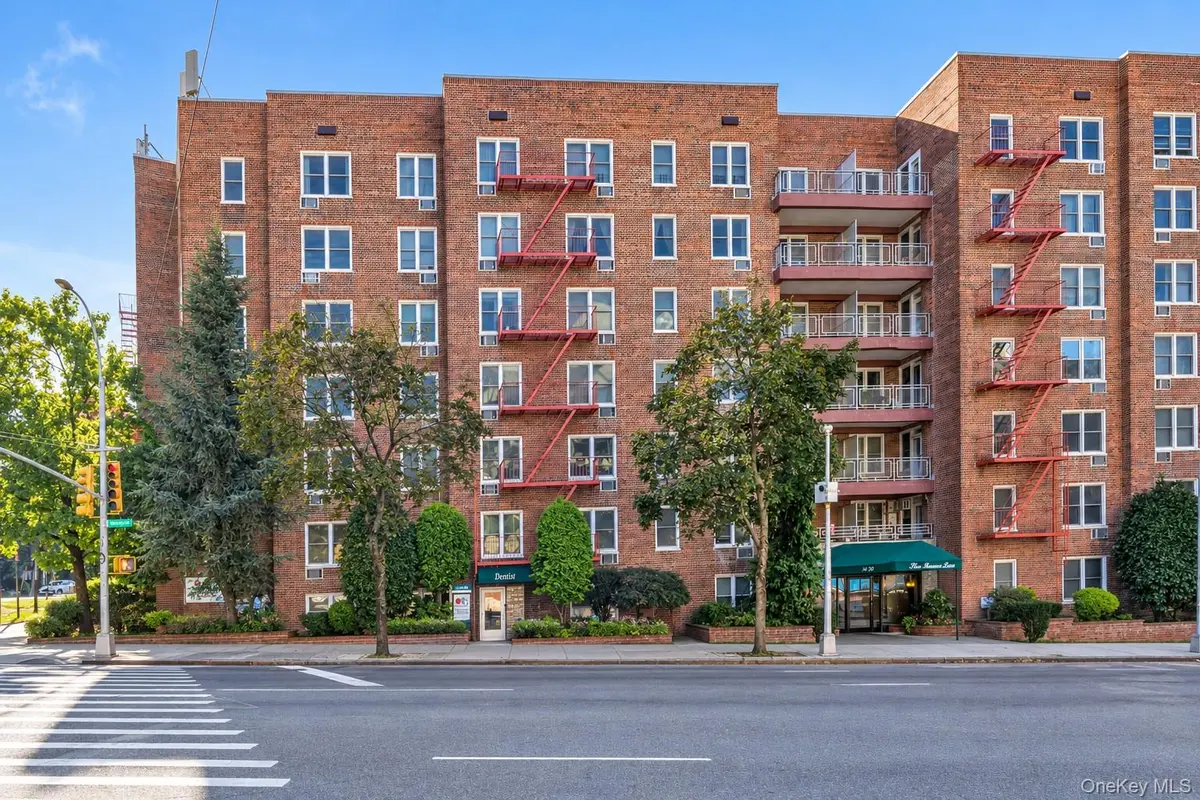 241-20 Northern BLVD #4A, Douglaston, NY 11362