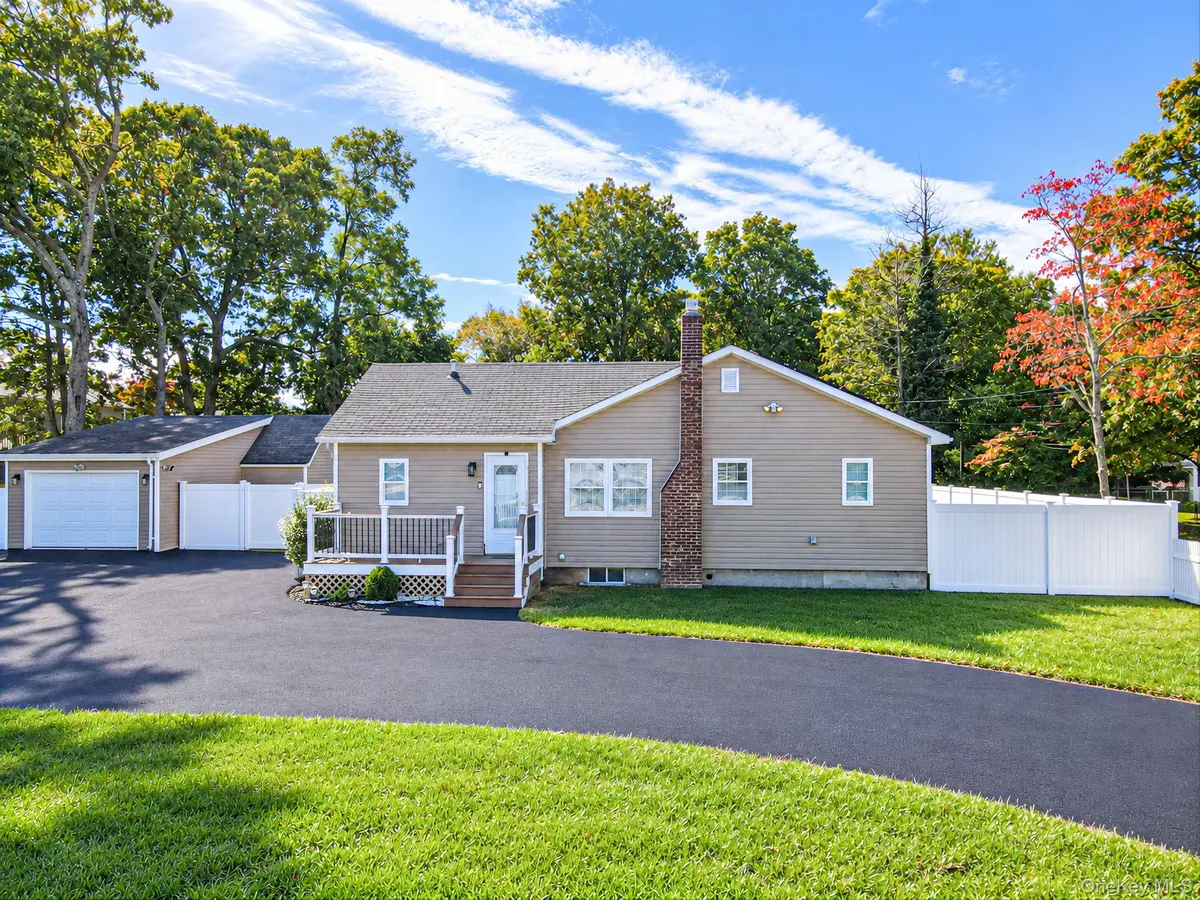 207 Laurelton DR, Mastic Beach, NY 11951