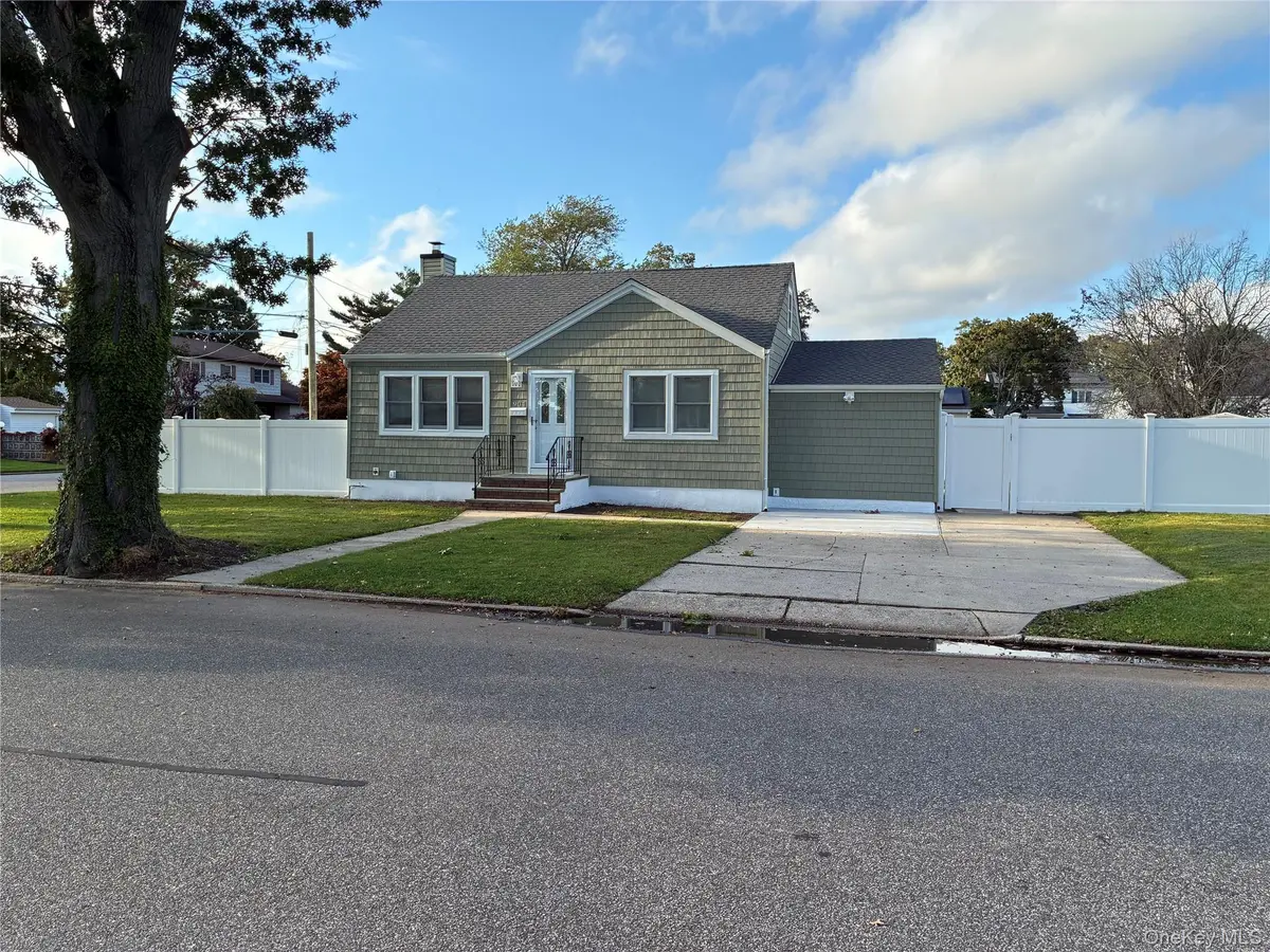 904 11th ST, West Babylon, NY 11704