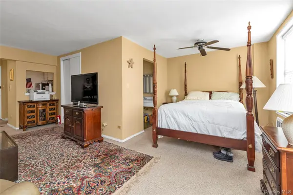 241-20 Northern BLVD #4A, Douglaston, NY 11362