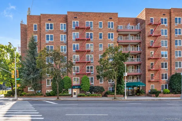 241-20 Northern BLVD #4A, Douglaston, NY 11362