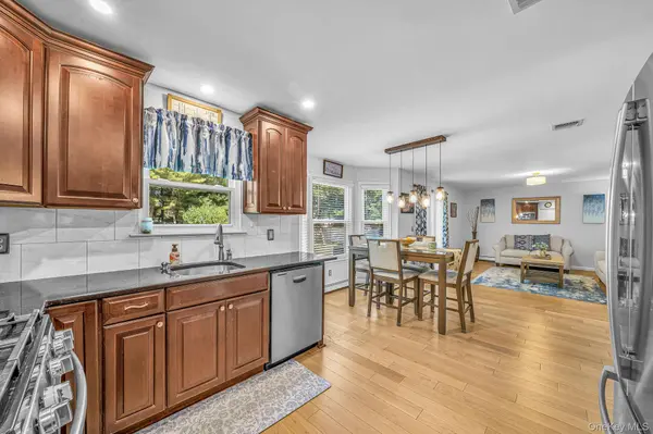 9 Alyssa CT, Holbrook, NY 11741