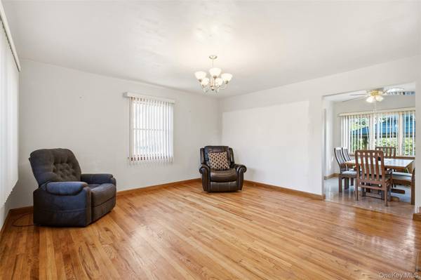 2093 Bergen ST, Bellmore, NY 11710