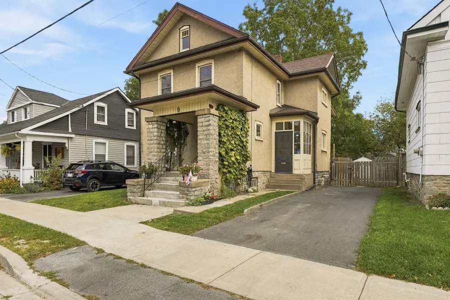 9 South Park ST, Belleville, ON K8P 2W8
