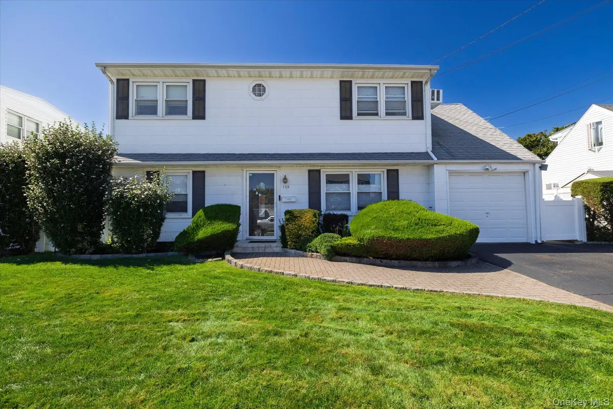129 Arlyn DR, Massapequa, NY 11758