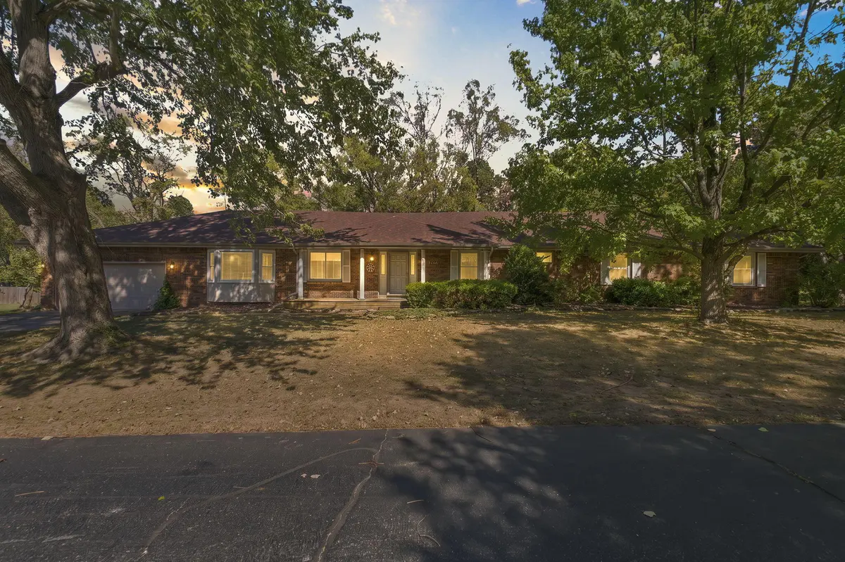 2565 E Chinkapin LN, Springfield, MO 65804