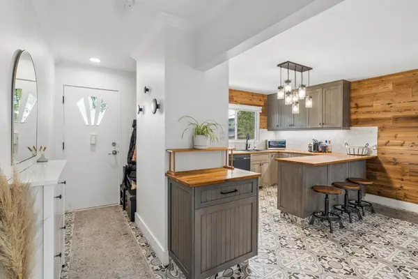27 Heston ST NW, Calgary, AB T2K 2C3